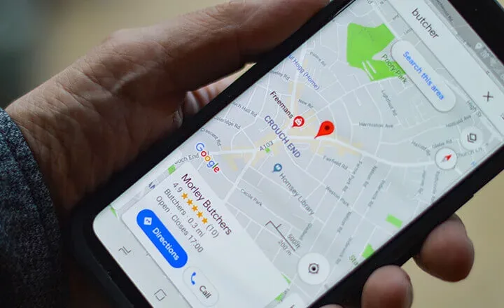 Скриншот или иллюстрация профиля компании на онлайн-картах (например, Google Business Profile), где видны адрес, телефон и количество отзывов. Рядом иконка с м звездочек для рейтинга.