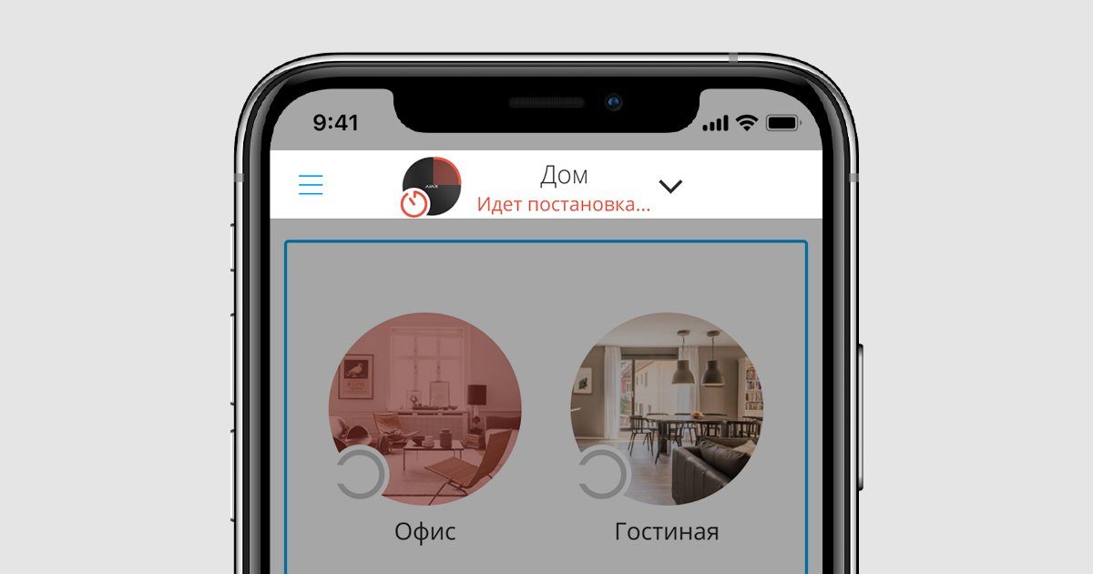 рука, держащей планшет, на экране которого отображается веб-сайт, с иконками различных устройств и браузеров вокруг